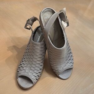 Piampiani Taupe Leather Honeycomb Woven Peep Toe Ankle Strap Sandals-Sz 39 Euro